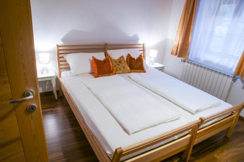 韦尔图尔诺Schrotthof的一张带橙色和白色枕头的床