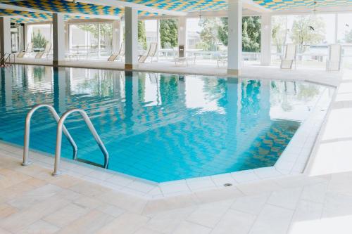 沙伊代格HEIMATEL - Ferienwohnungen的大楼内的一个蓝色海水游泳池