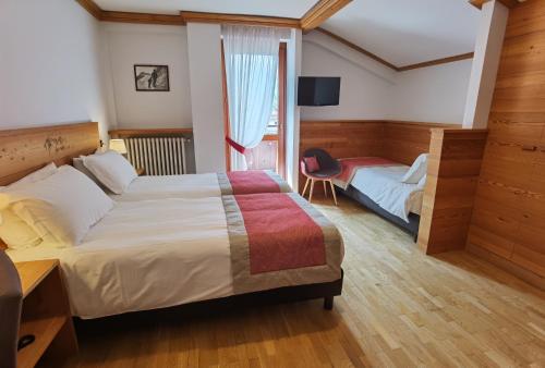 库马约尔可露克斯酒店的酒店客房设有两张床和窗户。