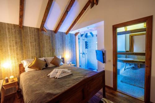 克拉古耶瓦茨Woodland Resort的一间带大床的卧室和一间浴室