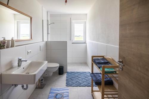 巴特武尔察赫Ferienwohnung Häfele 1的白色的浴室设有水槽和卫生间。