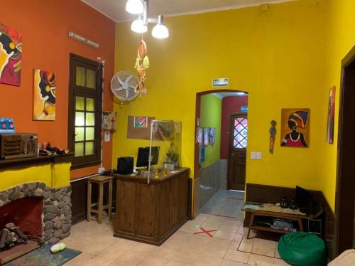 卡皮亚德尔德尔蒙特Malecon en calle Techada Hostel的客厅设有黄色的墙壁和壁炉