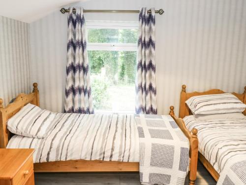 卡斯尔巴Sean Bhaile的一间卧室设有两张床和窗户。