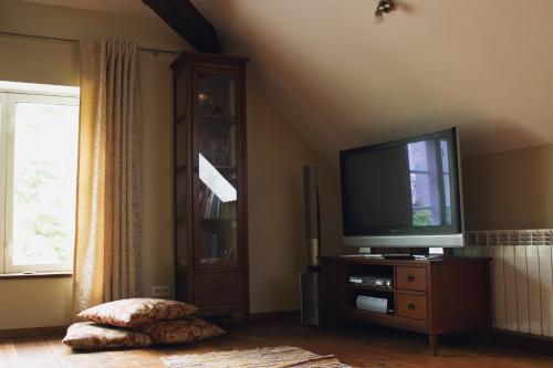沃鲁Mõisa Ait Katusekorter的客厅配有梳妆台上的平面电视