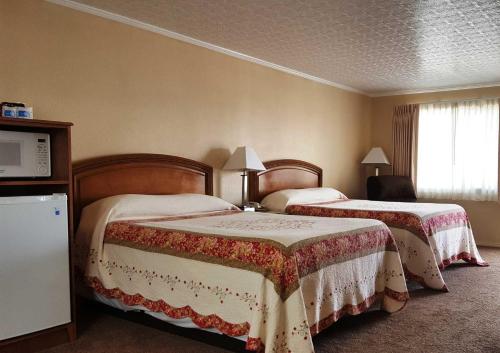 布斯特克内汽车旅馆客房内的一张或多张床位