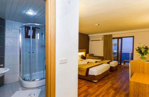 阿拉尼亚Eftalia Aytur的酒店客房配有一张床和淋浴