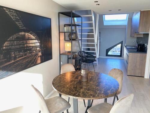 根特Casa Clementina - Luxury Penthouse with Airconditioning and Private Terrace的一间带桌椅的用餐室
