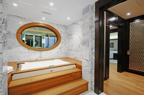 伯萨布尔萨会议温泉皇冠酒店 的带浴缸和镜子的浴室