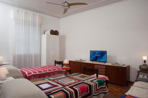 伊莫拉L'incrocio - Bed&Breakfast的一间带两张床和电视的客厅