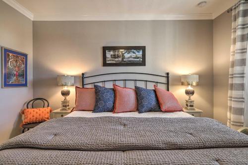 奥本Cozy Auburn Studio Less Than 1 Mile to University!的一间卧室配有一张带色彩缤纷枕头的床和两盏灯。