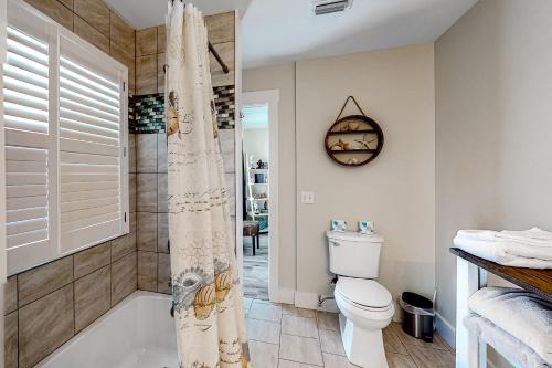 多芬岛Malibu Beach House的一间带卫生间和淋浴的浴室