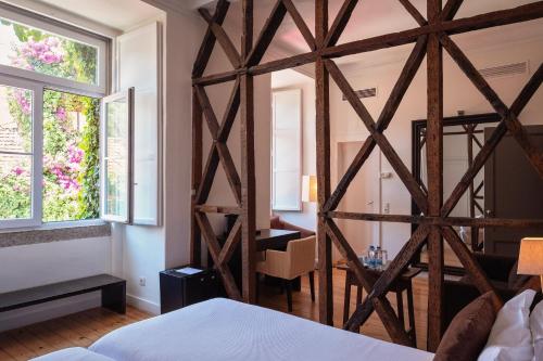 里斯本York House Lisboa Hotel的一间卧室设有大型木制露台。