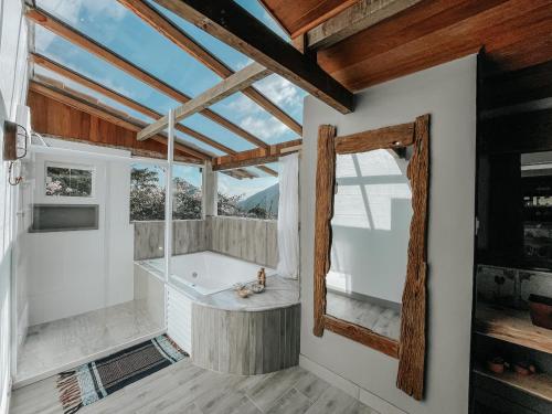 彼得罗波利斯Pousada Quinta das Nascentes的带浴缸和窗户的浴室