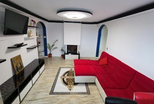 茹里洛夫卡Apartament Mara的客厅配有红色沙发和电视