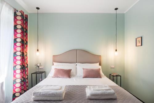 卡利亚里Contus Rétro Guest House的一间卧室配有一张大床和两个枕头