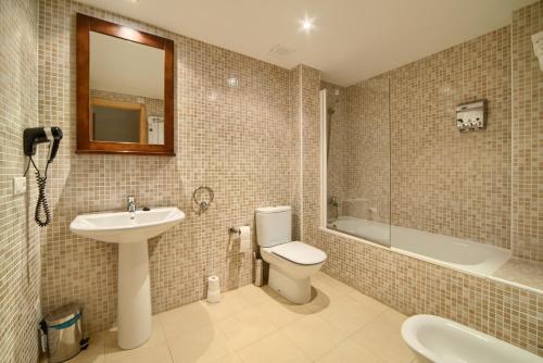 GúdarSierra de Gudar的浴室配有盥洗盆、卫生间和浴缸。