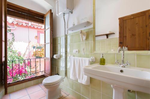 马贝拉莫拉达艾默萨酒店的一间带水槽和卫生间的浴室以及窗户。