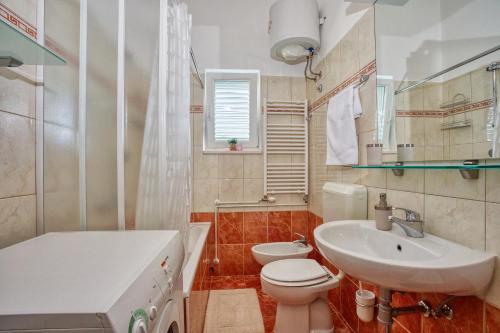 加塔Apartment Birdie with private pool and mini golf的浴室配有白色水槽和卫生间。