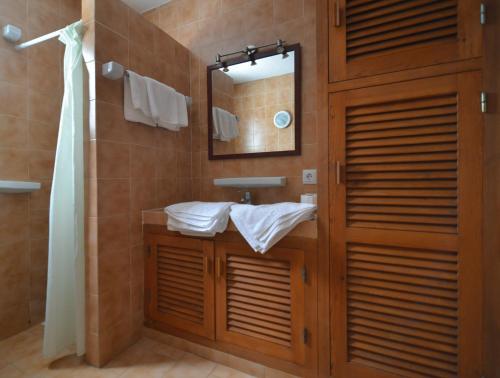 埃斯卡洛诺维公寓酒店的一间带水槽和镜子的浴室