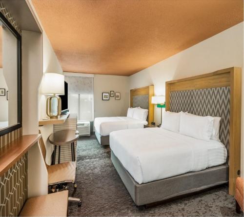 罗阿诺Holiday Inn Roanoke Airport - Conference CTR, an IHG Hotel的酒店客房设有两张床和电视。