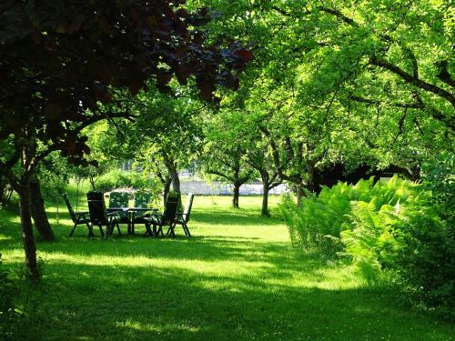 基茨比厄尔雷霍夫旅馆的草地上带桌椅的公园