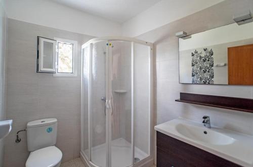 埃斯普霍斯Can Pep Lluquinet的带淋浴、卫生间和盥洗盆的浴室