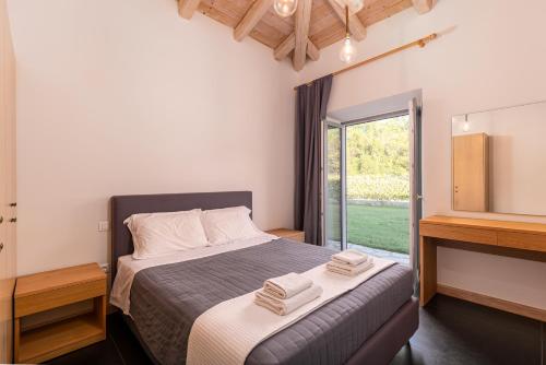 卡托克拉克阿纳Villa Dafni & Nikos Corfu的一间卧室配有一张床,上面有两条毛巾