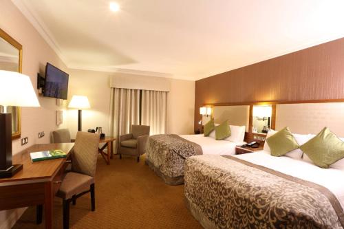 拉辛赫沃恩酒店的酒店客房配有两张床和一张书桌