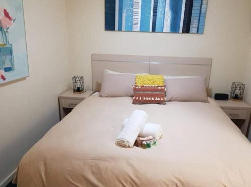 尼尔森湾Casablanca In Landmark Resort的一间卧室配有带毛巾的床