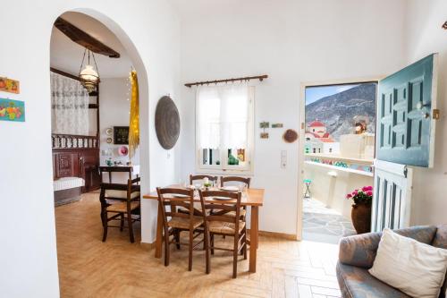 OlymposVilla Nisiria的用餐室以及带桌椅的起居室。