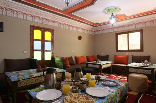伊姆利尔Riad Atlas Garden的客厅配有桌子和沙发