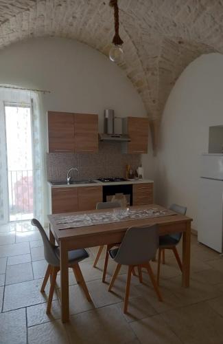 切列梅萨皮卡La casa di Chicca的厨房配有大型木桌和椅子