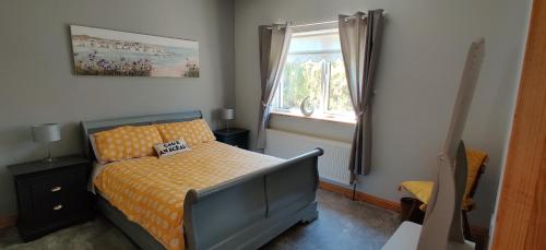 贝尔马利特Ferry View Cottage的一间卧室设有一张床和一个窗口