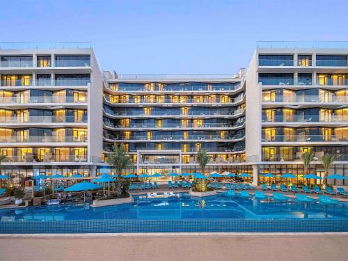 迪拜The Retreat Palm Dubai MGallery by Sofitel的一座带游泳池和度假村的酒店
