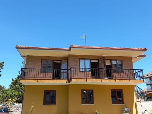 诺哈Villa La Rufina Noja的带阳台的黄色房屋