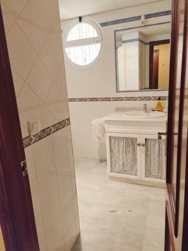 桑卢卡尔-德巴拉梅达Apartamento Nao Victoria的一间带水槽和镜子的浴室