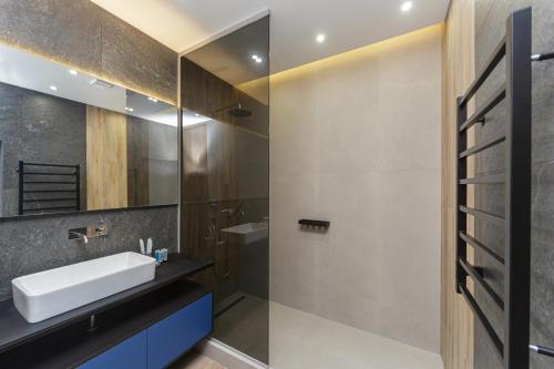敖德萨Level 24 - Sea & Sky View Apartment的一间带水槽和镜子的浴室
