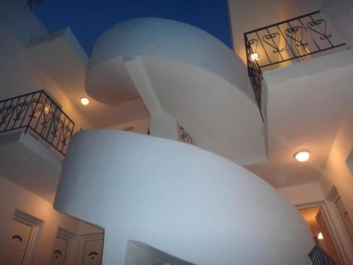 卡尔扎迈纳艾姆菲公寓的一间设有白色灯的楼梯的房间