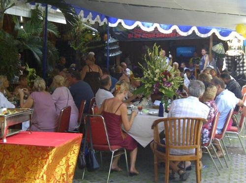 沙努尔巴里岛塞尼亚酒店的一群坐在餐厅桌子上的人