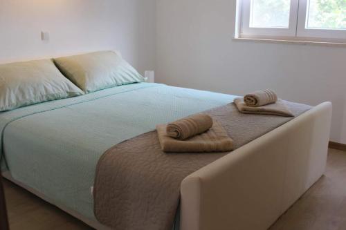 温克兰Edensk vrt classic!!i的一间卧室配有一张床,上面有两条毛巾