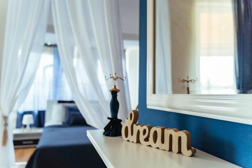 普里莫尔斯科日升酒店的一间设有一张带镜子和花瓶的床的房间