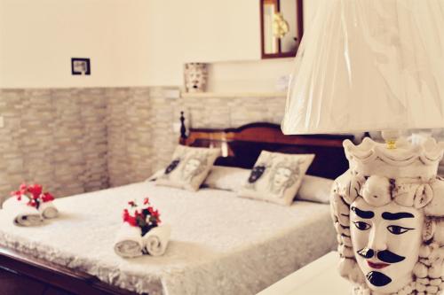 利帕里Casa Papiro的一间卧室配有一张带床头板和灯的床