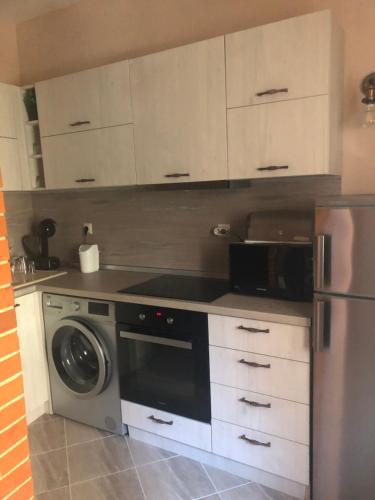 帕莫瑞Апартамент Върбанови的厨房配有白色橱柜和一台洗衣机