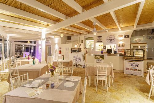 奥斯图尼La Terrazza Sulla Rupe Relais的一间带桌椅的餐厅和一间厨房