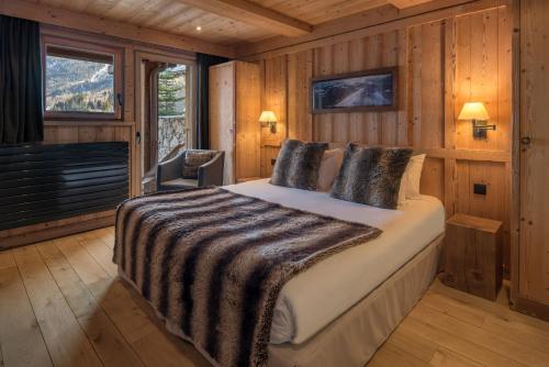 里雾诗Les Granges d'en Haut - Chamonix Les Houches的小木屋内一间卧室,配有一张床