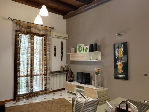 巴勒莫Casa nel Vicolo的客厅设有窗户和桌椅