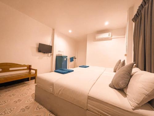 格兰岛KohLan Hansa的酒店客房,配有床和电视