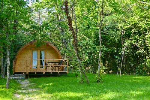 ŠmarjeGlamping Dragonja River的森林中间的小木屋