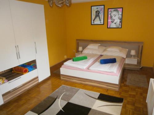 布达佩斯高地公寓的卧室配有一张床