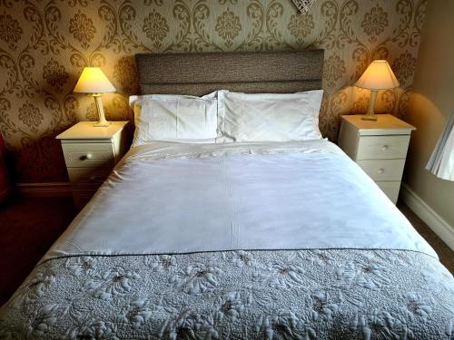 诺克Archmor house B&B的一间卧室配有一张带2个床头柜的大床